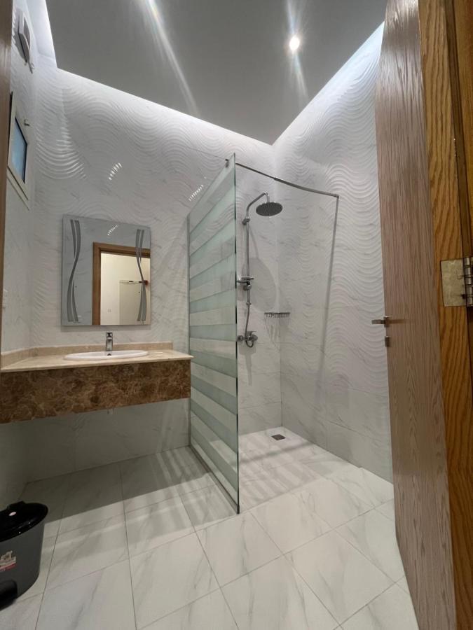 درة العروس خمس غرف وصالة مع بالكونة على شاطئ البرادايس - عوائل Apartment